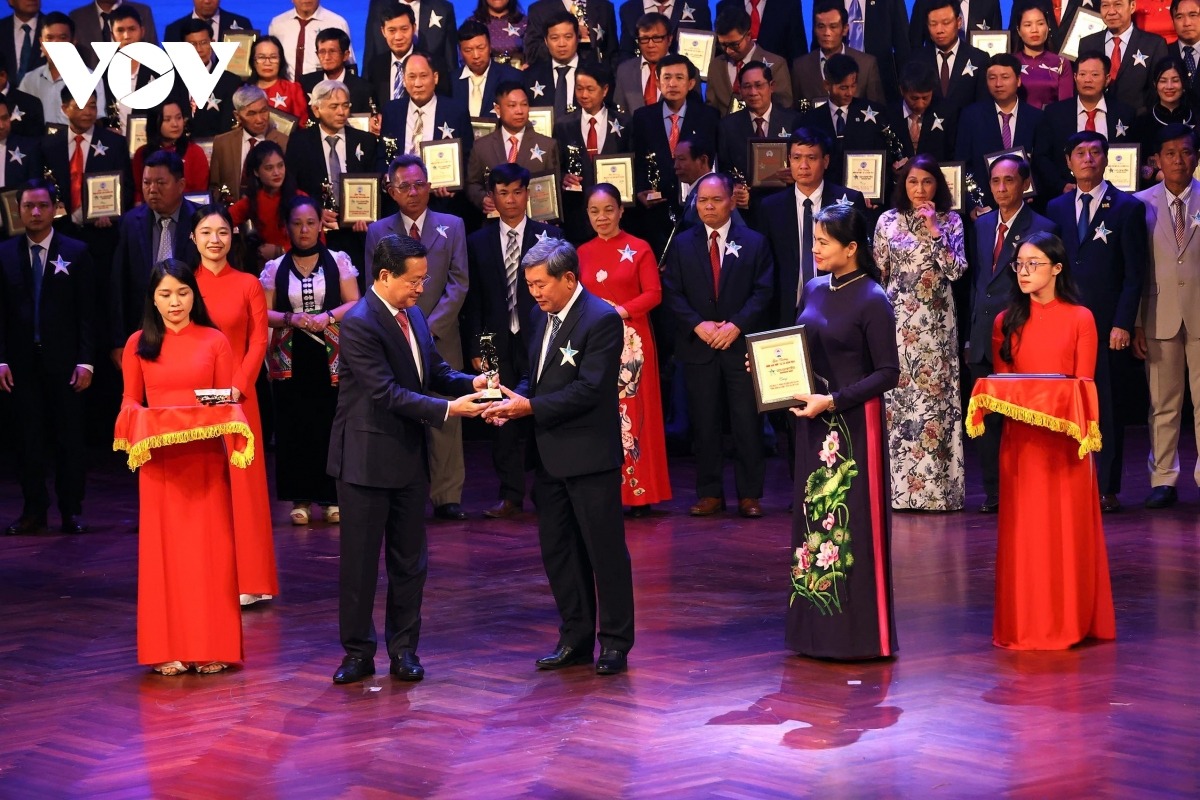 Phó Thủ tướng Lê Minh Khái trao giải cho các hợp tác xã tiêu biểu.