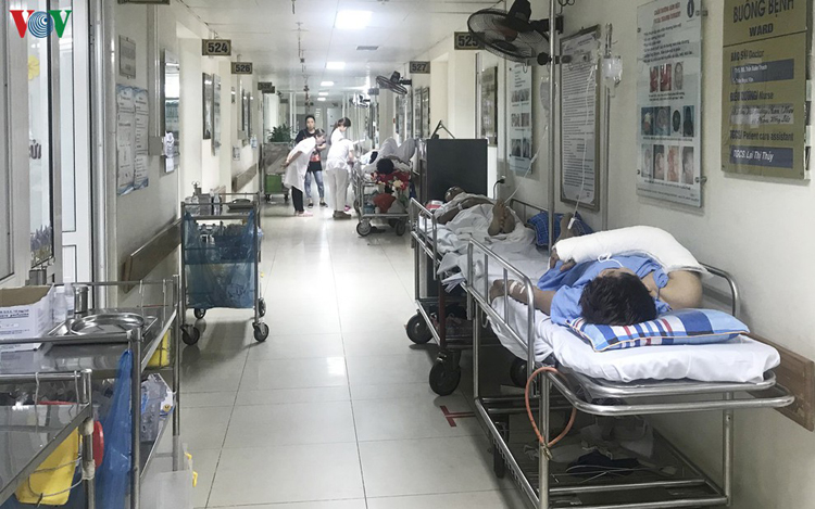 Bệnh viện quá tải, người bệnh phải nằm ngoài hành lang.