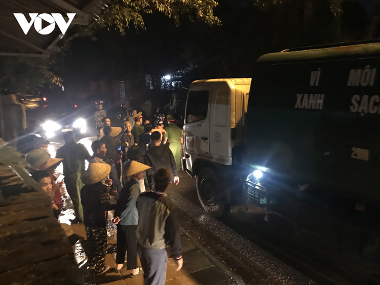 Đến tối 26/10, sau những nỗ lực từ các bên, lều canh đã được tháo dỡ cho các xe rác vào khu xử lý rác Nam Sơn.