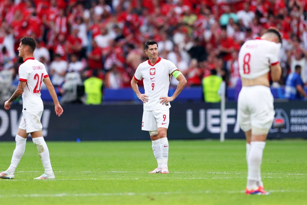 Robert Lewandowski buồn bã khi Ba Lan nhận bàn thua thứ 3 từ đội tuyển Áo.