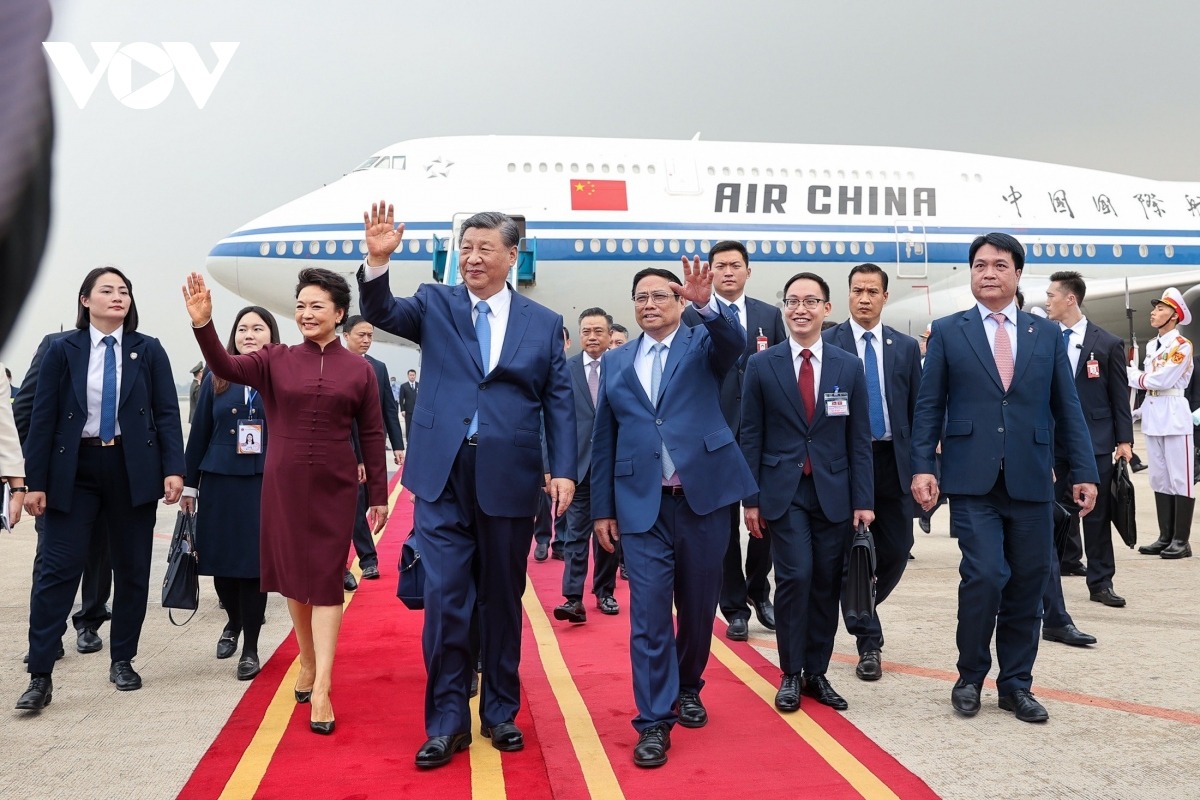 Trưa 12/12, Tổng Bi thư, Chủ tịch Trung Quốc Tập Cận Bình và Phu nhân đã đến sây bay quốc tế Nội Bài.
