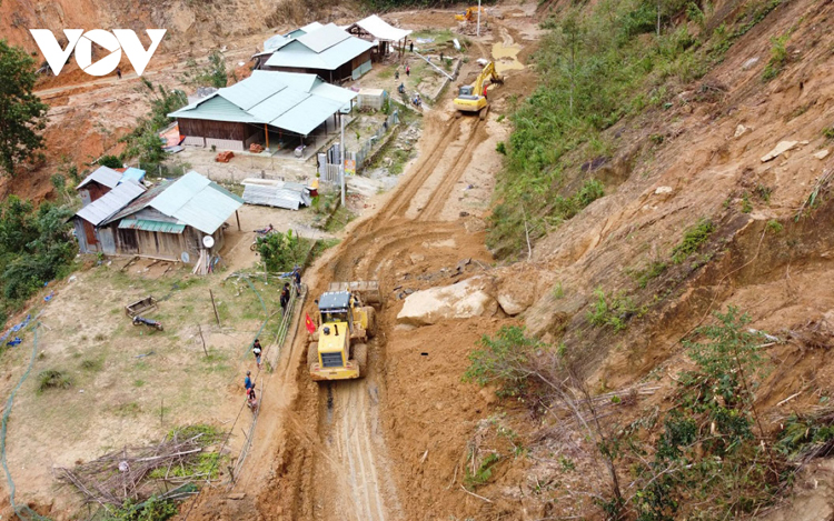 Đường vào xã Phước Thành, huyện Phước Sơn, tỉnh Quảng Nam bị sạt lở.