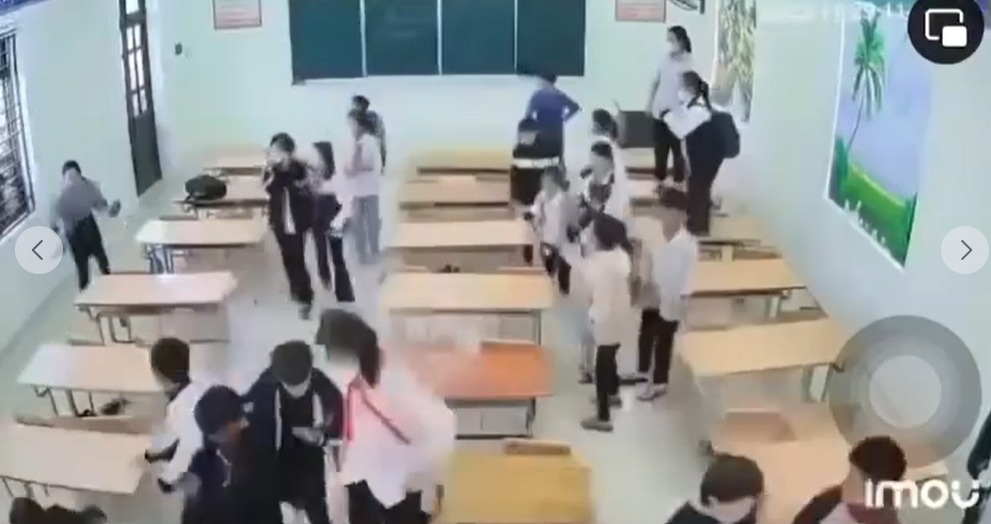 Hình ảnh giáo viên cầm dép đuổi ném học sinh.