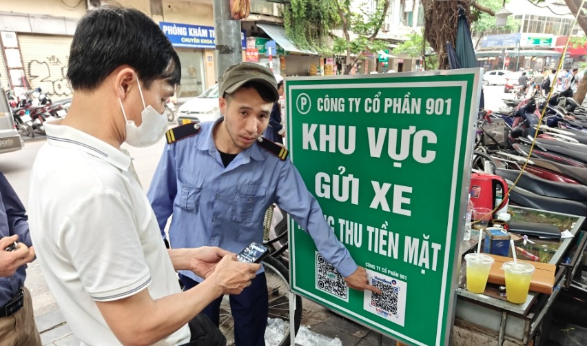 Không dùng tiền mặt khiến cả người gửi và nhân viên trông xe gặp khó tại nhiều điểm trông giữ xe. Ảnh: Chu Đức