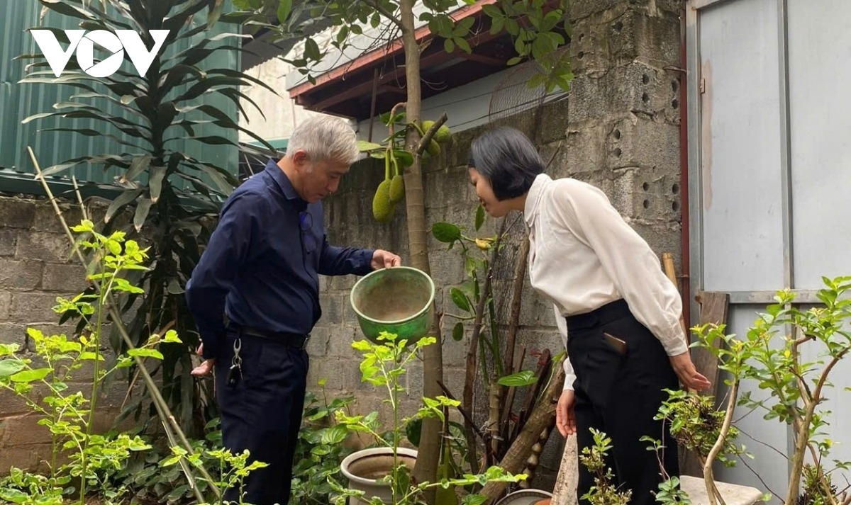 Ông Khổng Minh Tuấn - Giám đốc CDC Hà Nội kiểm tra, giám sát sốt xuất huyết trên địa bàn huyện Quốc Oai.