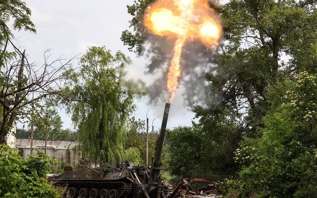 Súng cối tự hành của Nga phóng đạn trong xung đột với Ukraine. Ảnh: TASS.