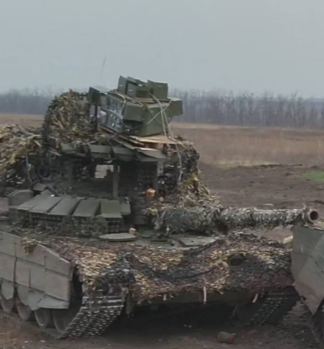 Chiếc xe tăng T-72 của Nga có gắn thiết bị gây nhiễu. Ảnh: Danielr