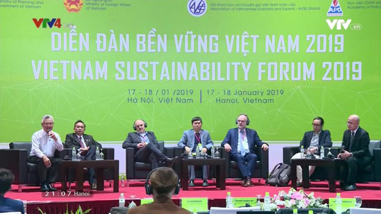 Danny Võ Thành Đăng trong vai trò MC tại Diễn đàn kết nối doanh nhân với sự phát triển bền vững 2019. Ảnh VTV4