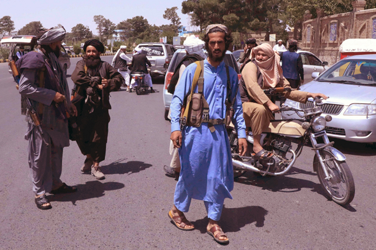 Các tay súng Taliban tuần tra đường phố Herat ngày 14/8/2021. Đây là một trong các thủ phủ đã rơi vào tay lực lượng này kể từ 6/8.