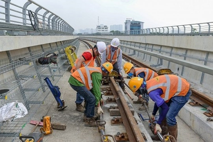Công nhân thi công đoạn trên cao tuyến đường sắt đô thị Nhổn - ga Hà Nội.