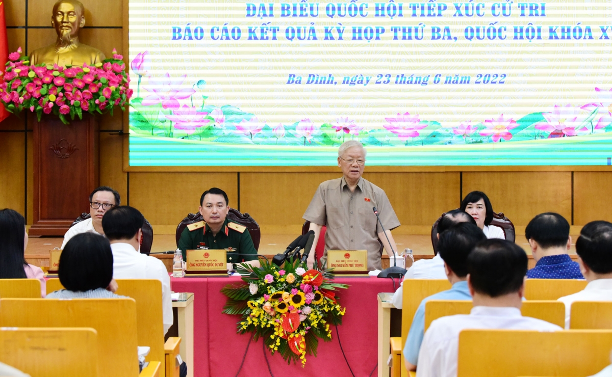 Tổng Bí thư Nguyễn Phú Trọng cùng các đại biểu Quốc hội tiếp xúc cử tri.