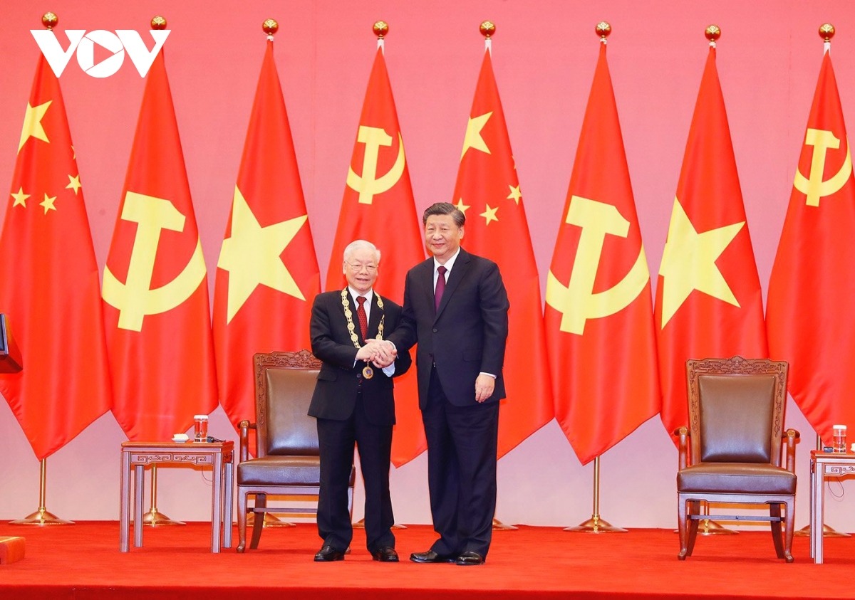 Tổng Bí thư, Chủ tịch Trung Quốc Tập Cận Bình trao tặng Huân chương Hữu nghị cho Tổng Bí thư Nguyễn Phú Trọng trong chuyến thăm chính thức Trung Quốc 2022.