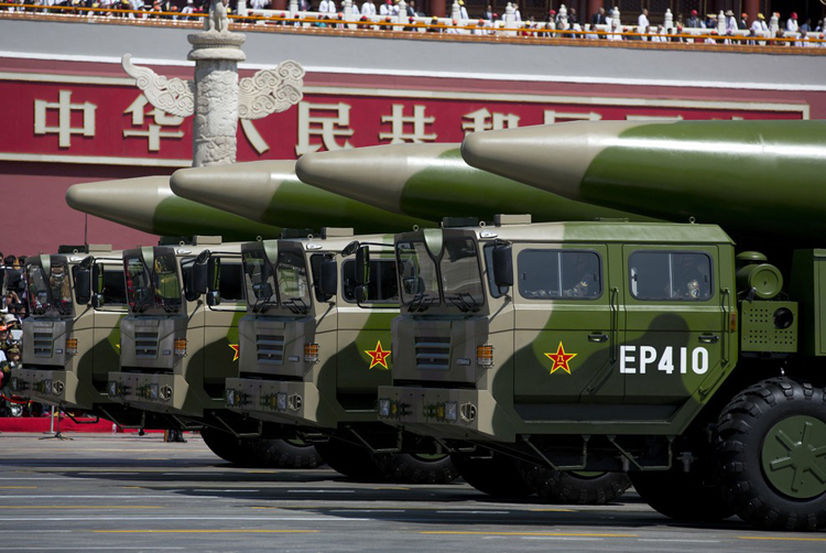 Xe chở tên lửa đạn đạo DF-26 trong cuộc duyệt binh quân sự trên Quảng trường Thiên An môn ở Bắc Kinh ngày 3/9/2015. Ảnh: AFP