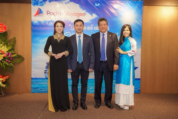 Anh Thái Thành Thiêm chụp ảnh ( thứ 2 từ trái) chụp ảnh cùng Chủ tịch Hội doanh nhân Pháp Việt Nguyễn Hải Nam (Thứ 2 phải) và đối tác. Ảnh Hà Linh