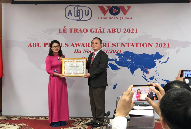 Thay mặt Ban Tổ chức, Tổng Giám đốc Đỗ Tiến Sỹ trao giải thưởng cho nhà báo Kiều Thanh Phượng.