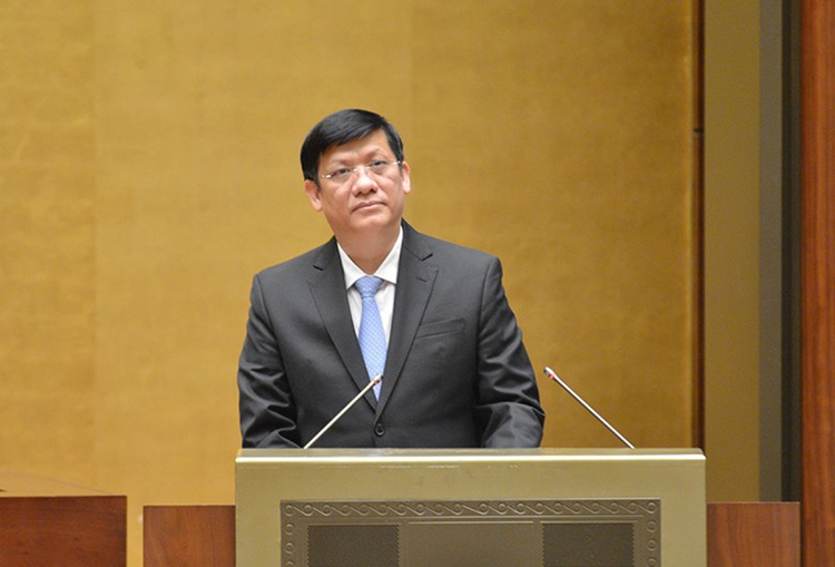 Quyền Bộ trưởng Bộ Y tế Nguyễn Thanh Long trình bày tờ trình, sáng 23/10. Ảnh: Quốc hội.