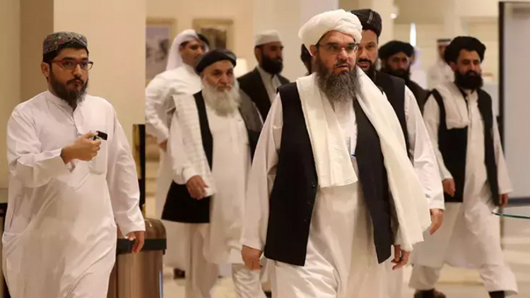 Các thành viên hàng đầu của Taliban tới dự đàm phán ở Doha, Qatar năm 2020. Ảnh: AFP