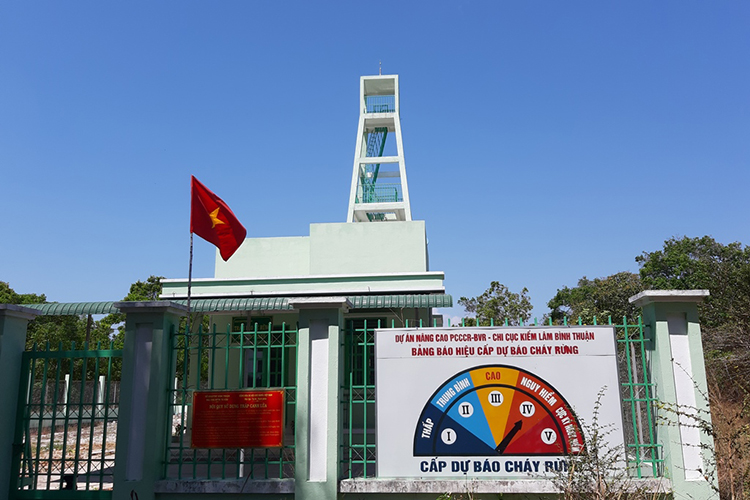Tháp canh lửa ở Trạm quản lý bảo vệ rừng Tân Thành, Khu Bảo tồn thiên nhiên Tà Cú. Ảnh Việt Quốc.