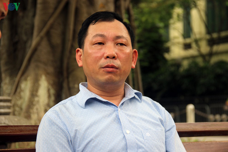 Thầy Nguyễn Viết Tiến buồn bã khi bị đơn phương chấm dứt hợp đồng, nhận bảo hiểm thất nghiệp đúng ngày khai giảng.