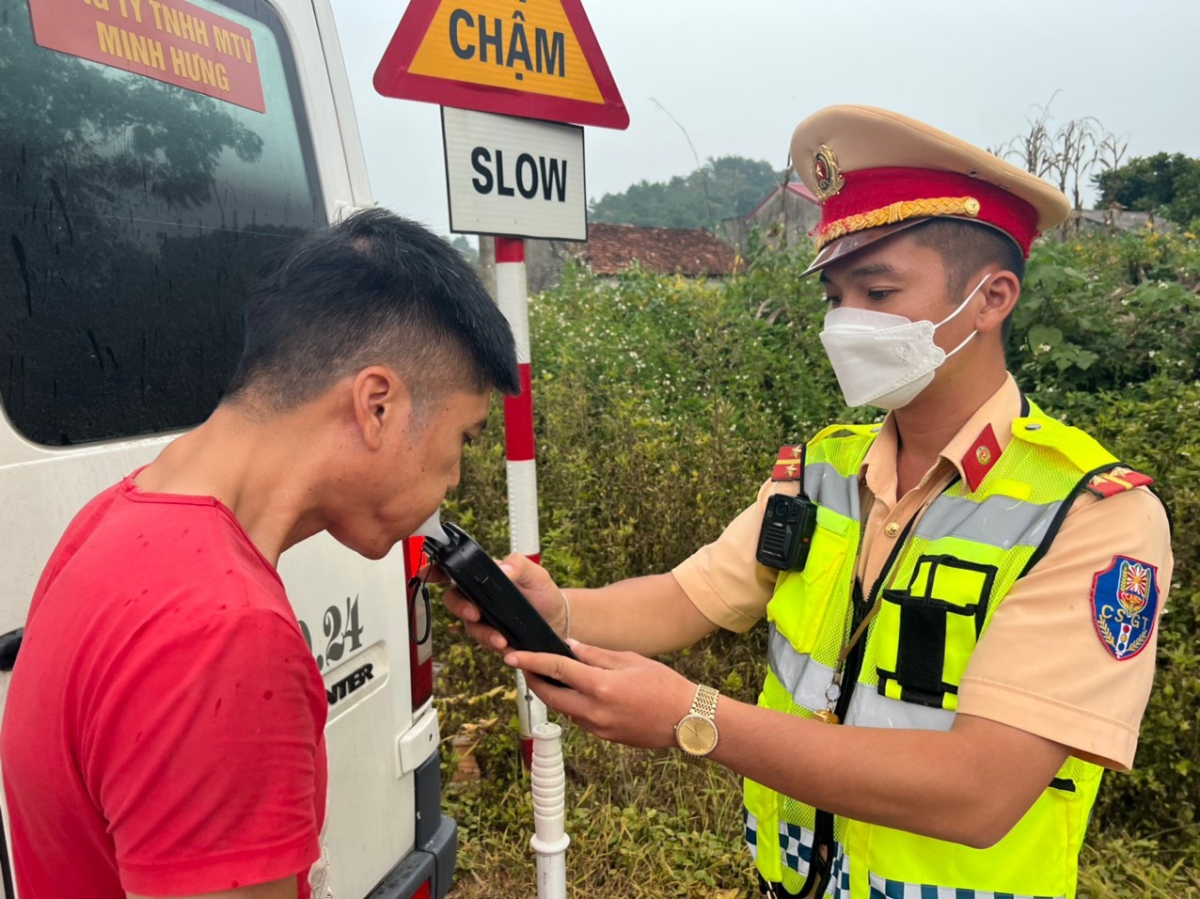 Lực lượng CSGT Công an tỉnh Lạng Sơn tăng cường tuần tra xử lý nghiêm vi phạm về nồng độ cồn trên toàn tuyến.