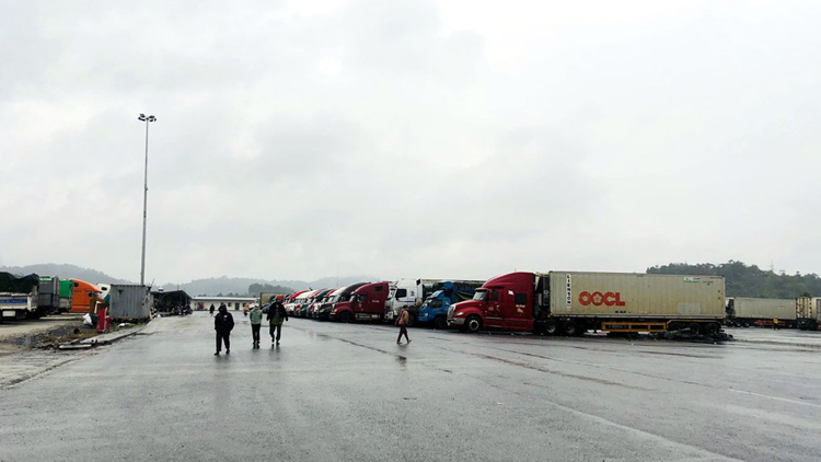 Nhiều xe hàng chờ xuất khẩu tại cửa khẩu Kim Thành II, tỉnh Lào Cai.