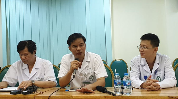 Bệnh viện Bạch Mai thông tin về tình hình sức khỏe 2 bệnh nhân trong sự cố chạy thận chuyển từ Nghệ An ra Hà Nội.