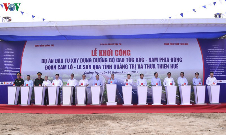 Thủ tướng Nguyễn Xuân Phúc, Phó Thủ tướng Trịnh Đình Dũng cùng các ban ngành, đơn vị dự bấm nút khởi công dự án đường cao tốc Cam Lộ - La Sơn.