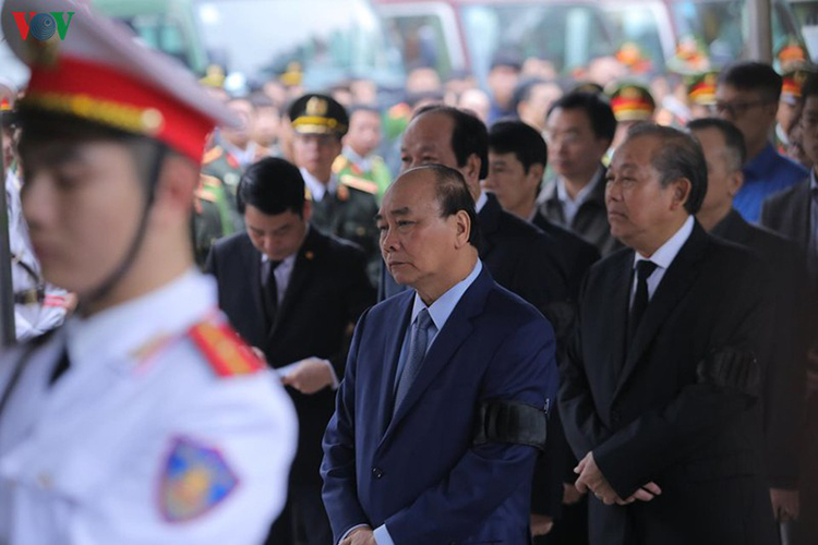 Thủ tướng Nguyễn Xuân Phúc dẫn đầu Đoàn Chính phủ cùng Phó Thủ tướng thường trực Trương Hòa Bình tới viếng 3 liệt sỹ công an.