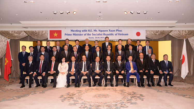 Thủ tướng Nguyễn Xuân Phúc chụp ảnh cùng các nhà đầu tư Nhật Bản.