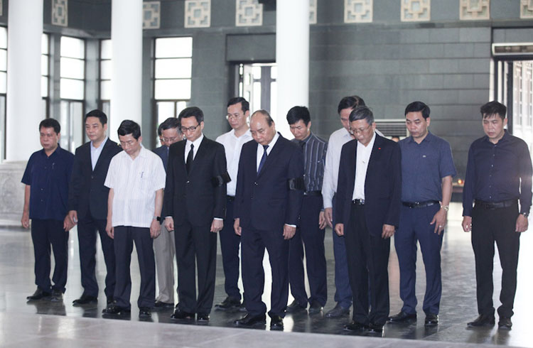 Thủ tướng Nguyễn Xuân Phúc thành kính tiễn biệt Giáo sư Hoàng Tụy về nơi an nghỉ cuối cùng. Ảnh: Vietnamnet