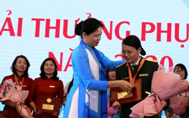 Đại úy, TS Đinh Thị Thu Hằng - 1 trong 10 cá nhân được nhận Giải thưởng Phụ nữ Việt Nam năm 2020.