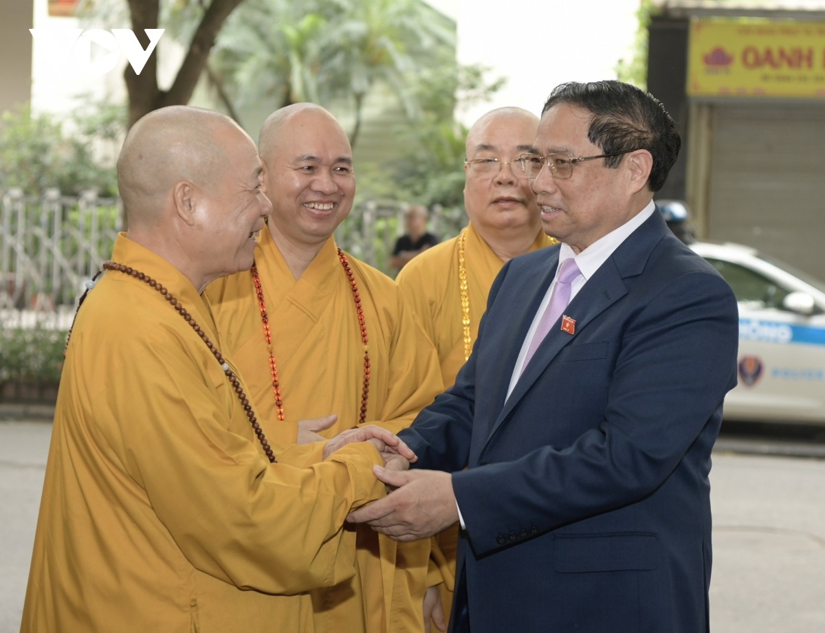 Thủ tướng Chính phủ Phạm Minh Chính chúc mừng Lãnh đạo Trung ương Giáo hội Phật giáo Việt Nam và dự Đại lễ Phật đản với chức sắc, tăng ni, Phật tử tại chùa Quán Sứ, Hà Nội.