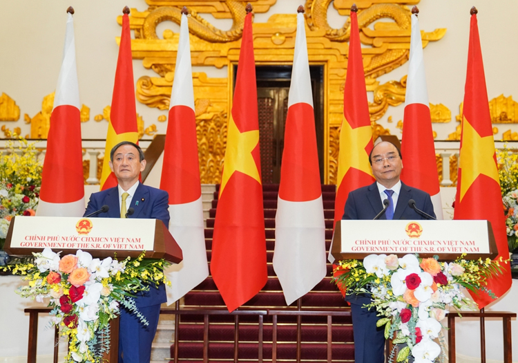 Thủ tướng Nguyễn Xuân Phúc và Thủ tướng Nhật Bản Suga Yoshihide trong cuộc gặp gỡ báo chí tại Hà Nội tháng 10/2020.