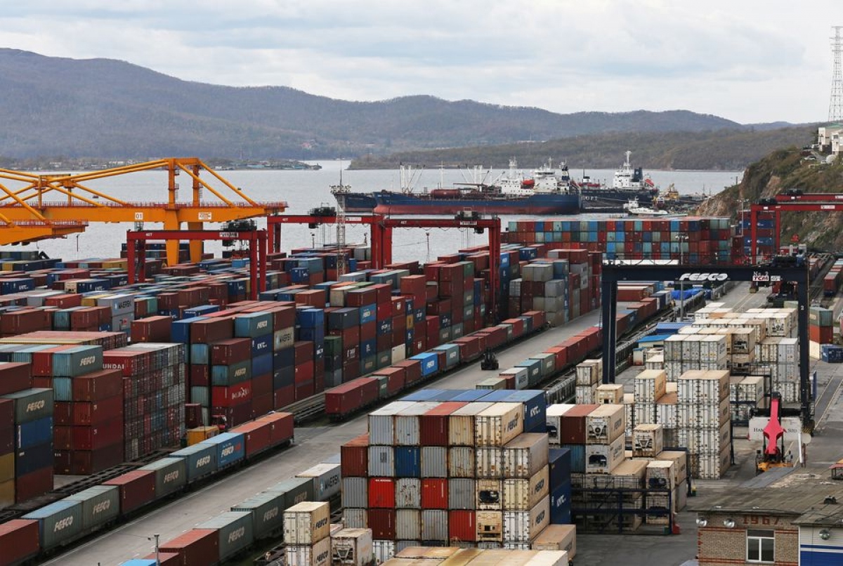 Các container hàng hóa tại cảng Vladivostok, Nga, ngày 18/10/2021. Ảnh: Reuters
