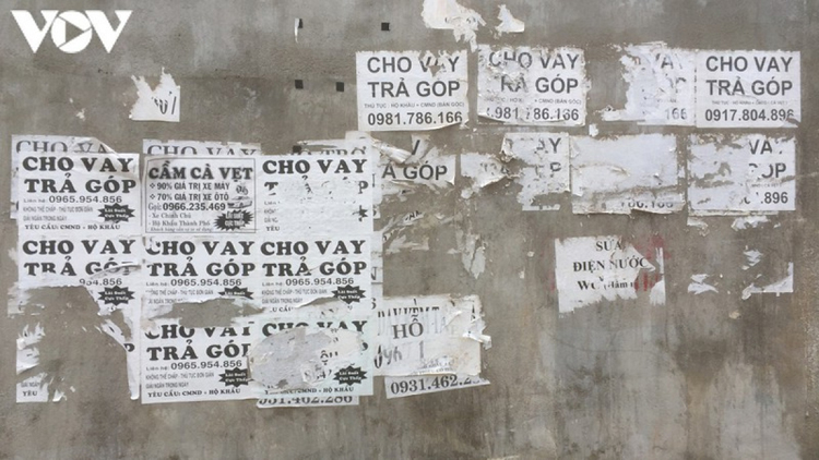 Những tờ quảng cáo cho vay tiền được dán nhan nhản trên các bức tường.