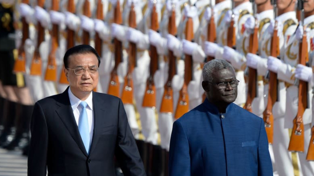 Thủ tướng Salomon (phải) trong chuyến thăm Trung Quốc (Ảnh: Reuters)