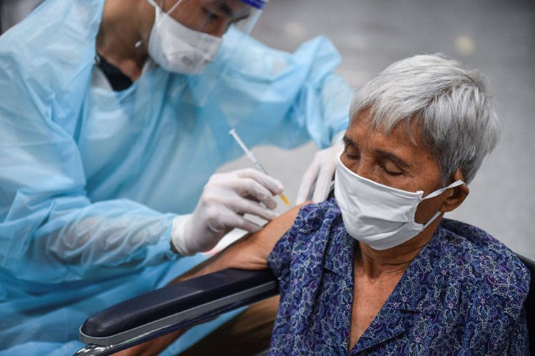 Thái Lan đã tiêm vaccine đầy đủ cho 6,7% trong số 10,9 triệu người từ 60 tuổi trở lên. Ảnh: Reuters