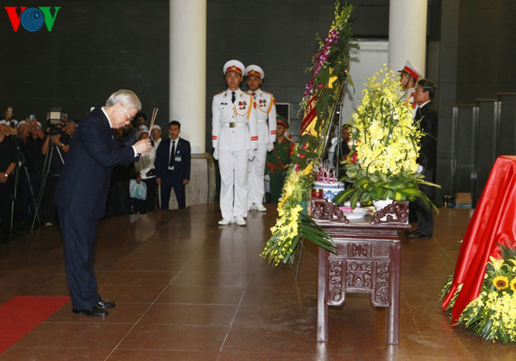 Tổng Bí thư, Chủ tịch nước Nguyễn Phú Trọng thắp nén hương tiễn biệt Trung tướng Đồng Sỹ Nguyên.