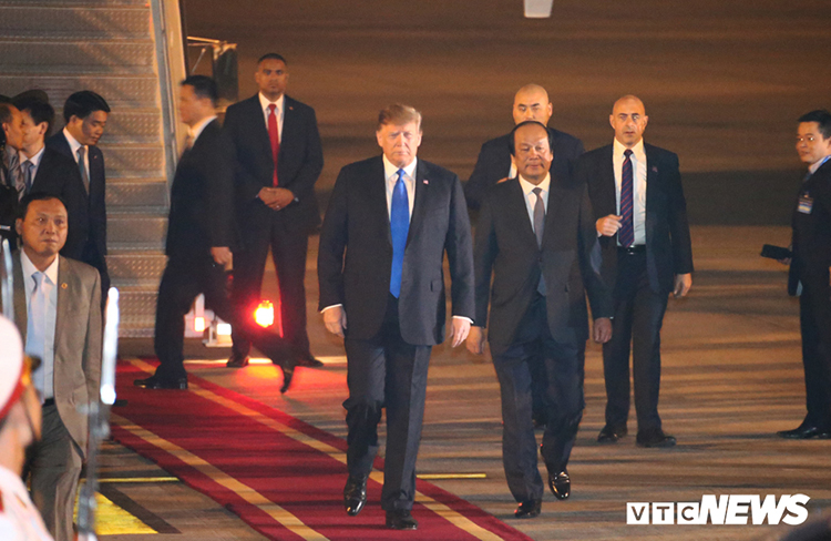 Tối muộn ngày 26/2, Tổng thống Mỹ có mặt tại sân bay Nội Bài.