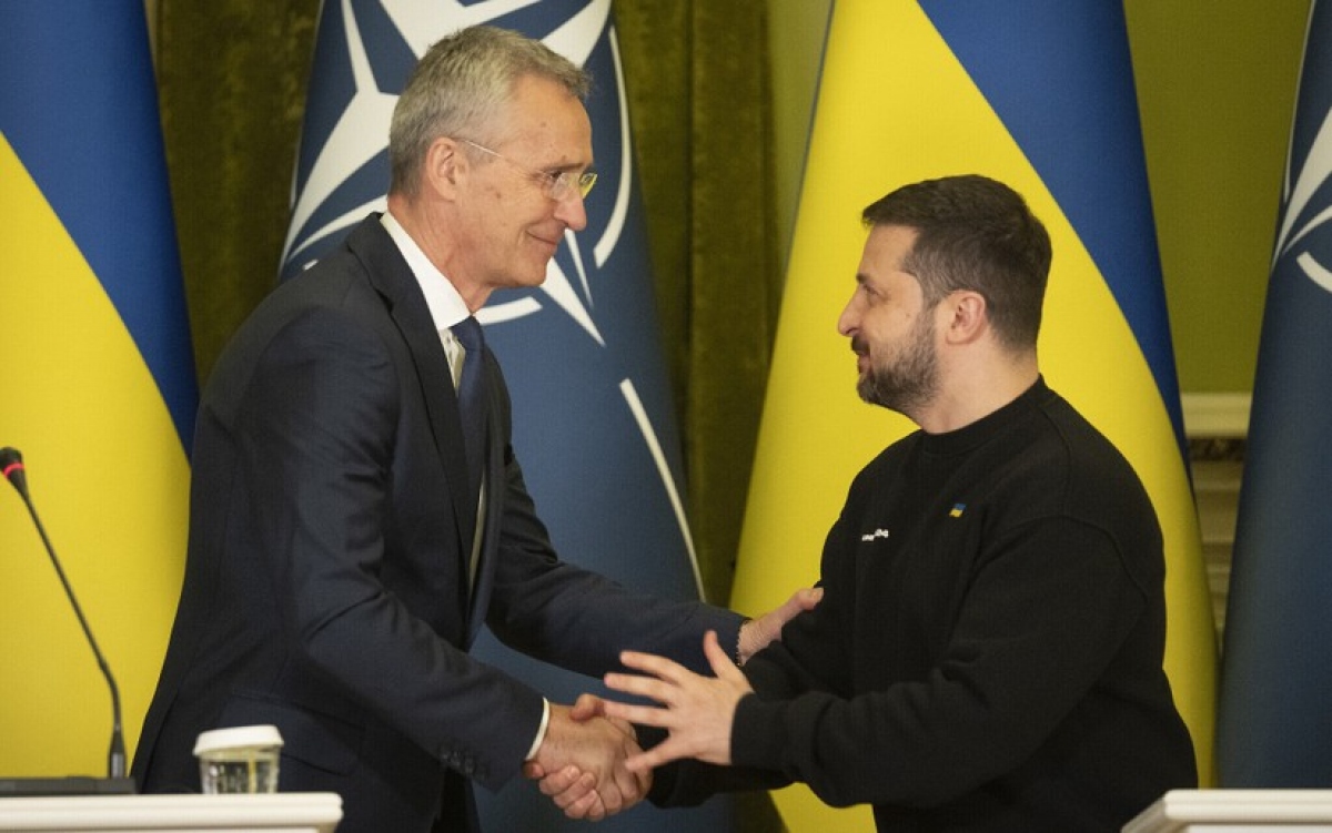 Tổng thư ký NATO Jens Stoltenberg và Tổng thống Ukraine Volodymyr Zelensky. Ảnh: AP