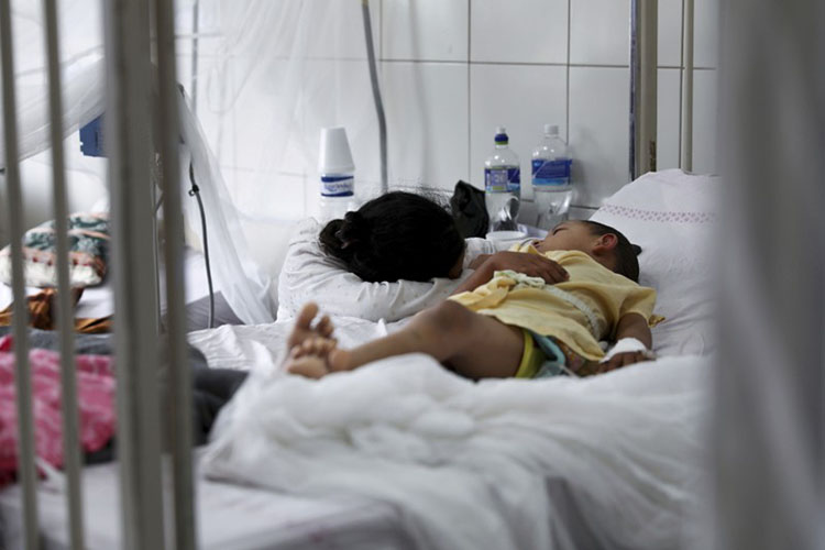 Trái đất ấm lên trẻ em nguy cơ bệnh tật biến đổi khí hậu sức khỏe trẻ em Một trẻ em đang điều trị sốt xuất huyết tại bệnh viện ở Tegucigalpa, Honduras, Trung Mỹ. Biến đổi khí hậu sẽ khiến chúng phải đối mặt với nhiều vấn đề sức khỏe. Ảnh: AP