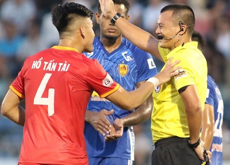 Trọng tài Nguyễn Đình Thái bị phản ứng trong trận đấu giữa Quảng Nam và Bình Dương ở vòng 5 LS V.League 2020.
