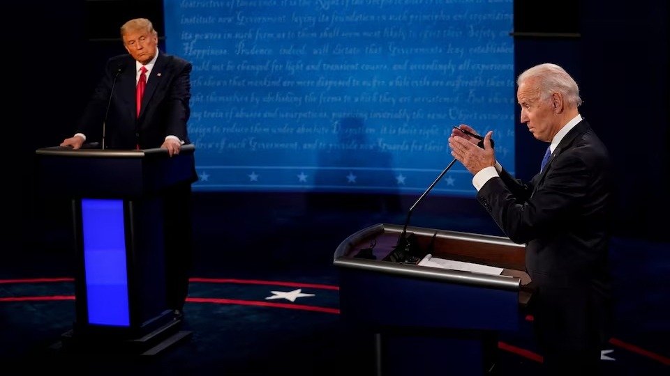 Ứng viên tổng thống của đảng Dân chủ Joe Biden (bên phải) và ứng viên đảng Cộng hòa khi đó là Tổng thống Donald Trump trong cuộc tranh luận ngày 22/10/2020. Ảnh: Reuters