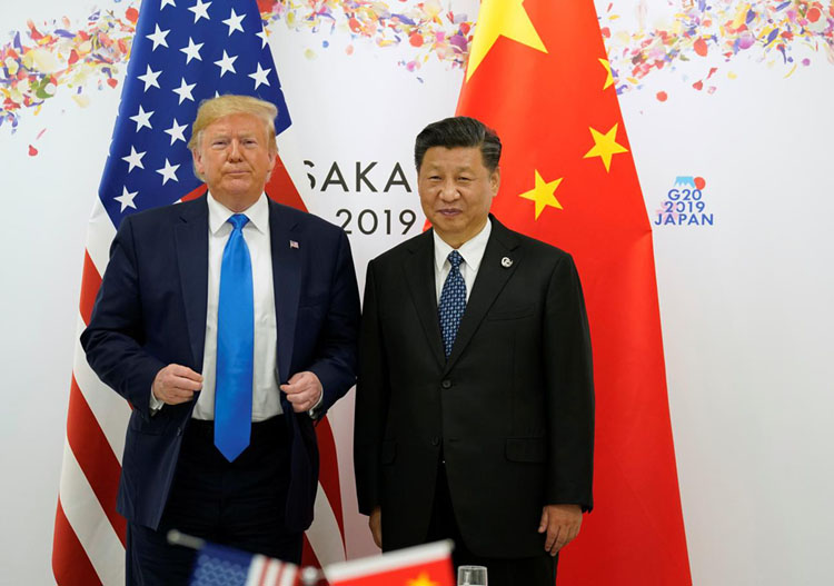 Tổng thống Mỹ Donald Trump và Chủ tịch Trung Quốc Tập Cận Bình trước khi bước vào cuộc gặp song phương tại Hội nghị Thượng đỉnh G20 ở Osaka, Nhật Bản hồi tháng 6/2019. Ảnh: Reuters