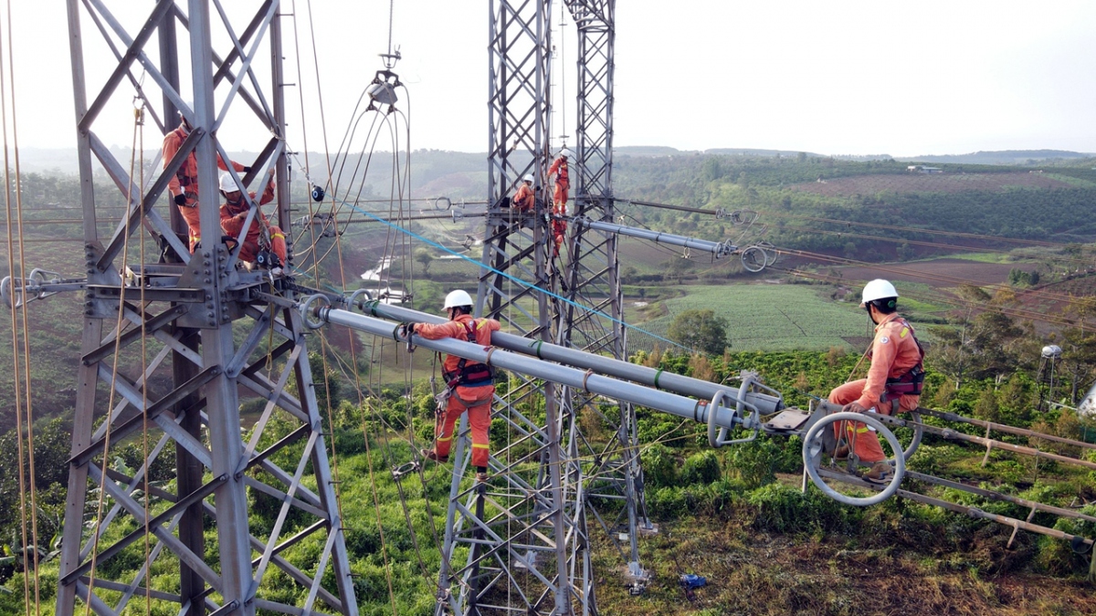Dự án đường dây 500kV mạch 3 Quảng Trạch - Phố Nối góp phần bảo đảm cung ứng, tăng thêm năng lực truyền tải giữa miền Trung và miền Bắc. Ảnh minh họa: EVNNPT
