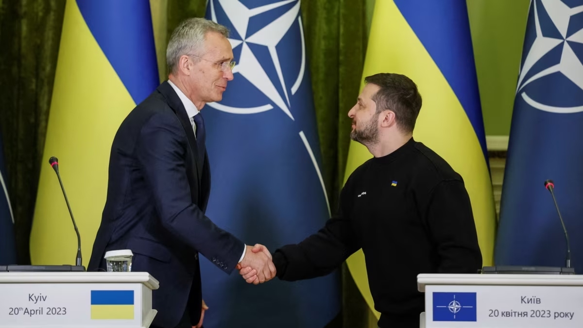Tổng thư ký NATO Jens Stoltenberg gặp Tổng thống Ukraine Volodymyr Zelensky trong chuyến thăm Kiev vào tháng 4/2023. Ảnh: KT