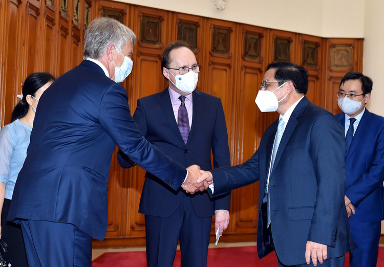 Thủ tướng Phạm Minh Chính tiếp Đại sứ Nga Bezdetko (giữa) và ông Mikhelson, Chủ tịch Hội đồng Quản trị Tập đoàn NOVATEK - Ảnh: VGP/Nhật Bắc.