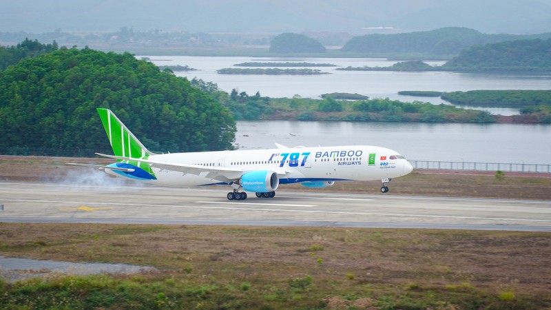 Từ ngày 1/1/2019, Bamboo Airways khai thác các chặng khứ hồi Hà Nội – TP. HCM bằng Boeing 787-9 Dreamliner.
