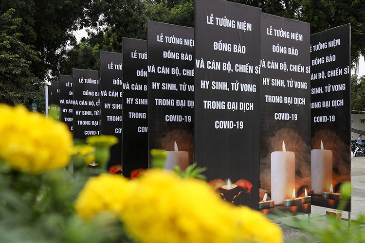 Vào lúc 20h ngày19/11, Ủy ban Trung ương Mặt trận Tổ quốc Việt Nam và UBND TP.HCM tổ chức Lễ tưởng niệm đồng bào tử vong và cán bộ, chiến sĩ hy sinh trong đại dịch COVID-19.