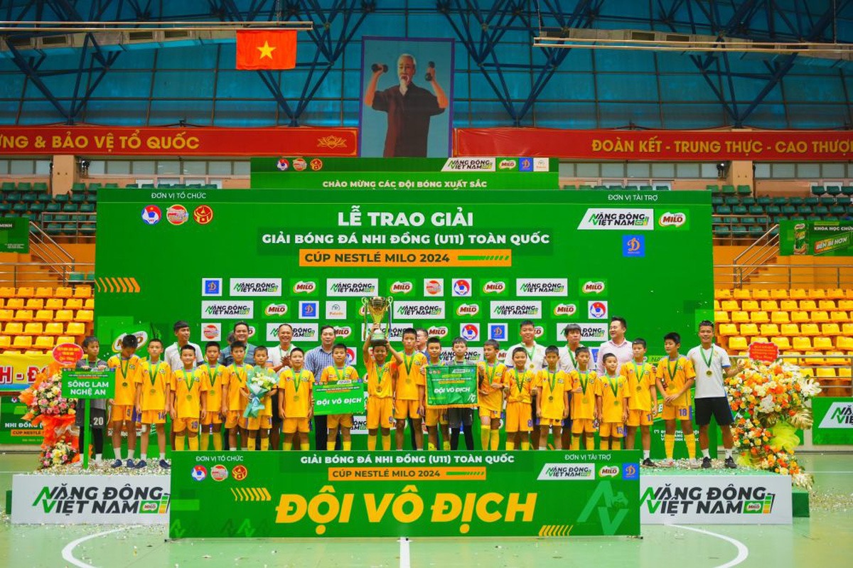 U11 SLNA trên bục vô địch Giải bóng đá nhi đồng toàn quốc 2024 - Ảnh: VFF